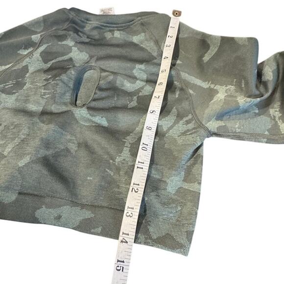 Gymshark Women’s Camo Ruched Long Sleeve Crop Top w/ Thumbholes Size Large - Picture 7 of 10